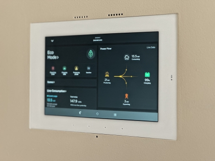 Touchscreen - Savant 8-Inch Touchscreen with Wall-Smart Recessed-Mount 